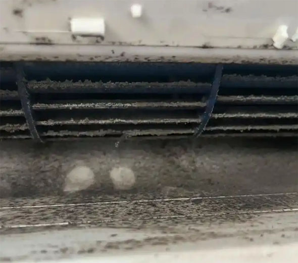 阆中空调吹的风有股烧焦味是怎么回事